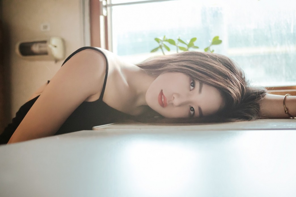 火车上吊带内衣美女香肩酥胸性感风骚写真