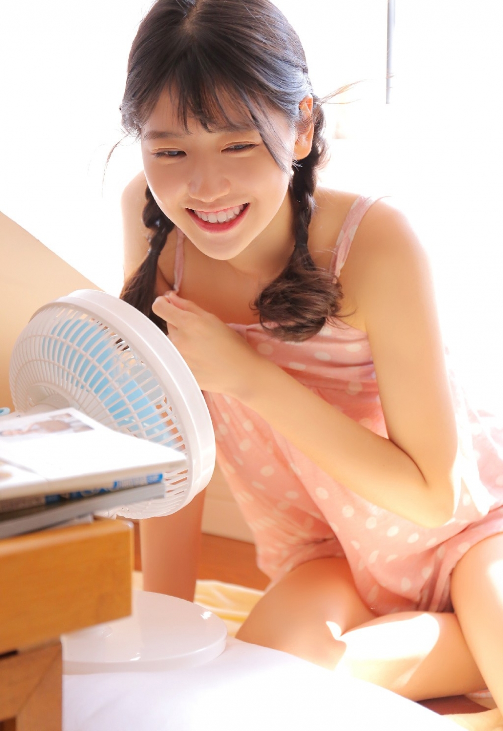 性感00后美少女贫乳吊带内衣酥胸人体艺术大胆照片