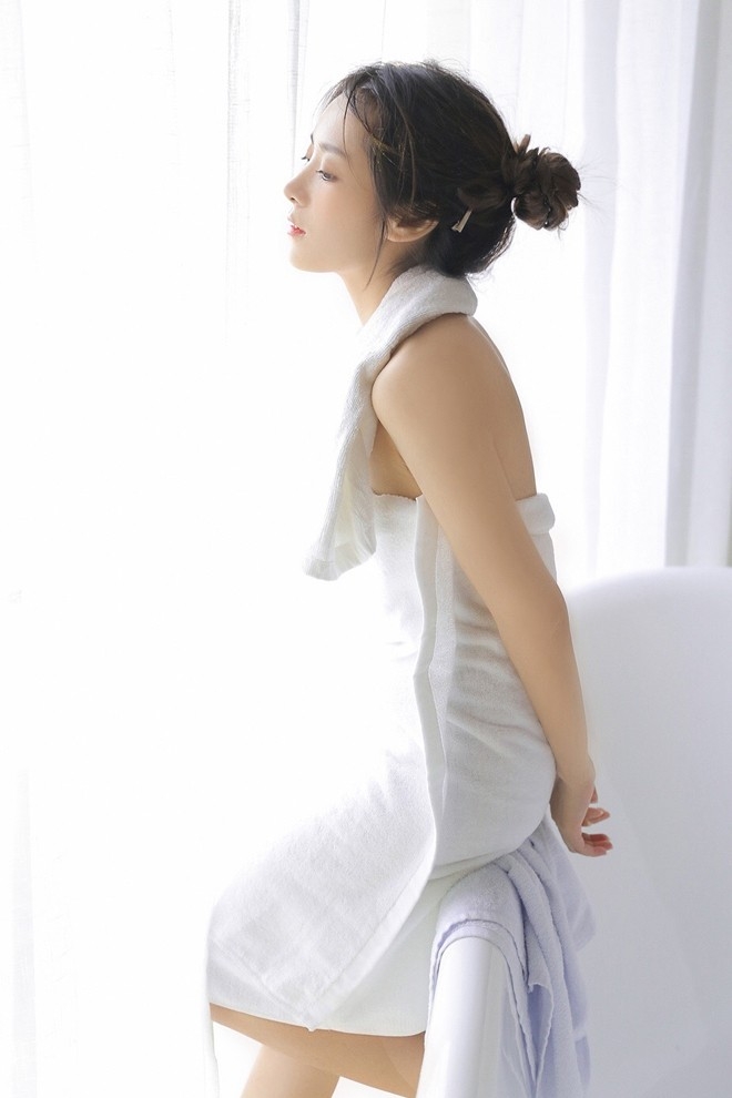 性感00后美少女贫乳吊带内衣酥胸人体艺术大胆照片