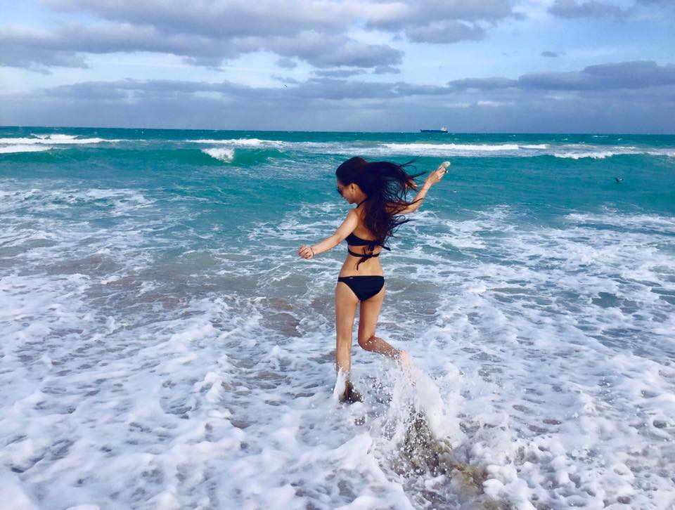 中国比基尼美女海边波涛胸涌图片