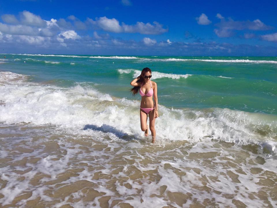 中国比基尼美女海边波涛胸涌图片