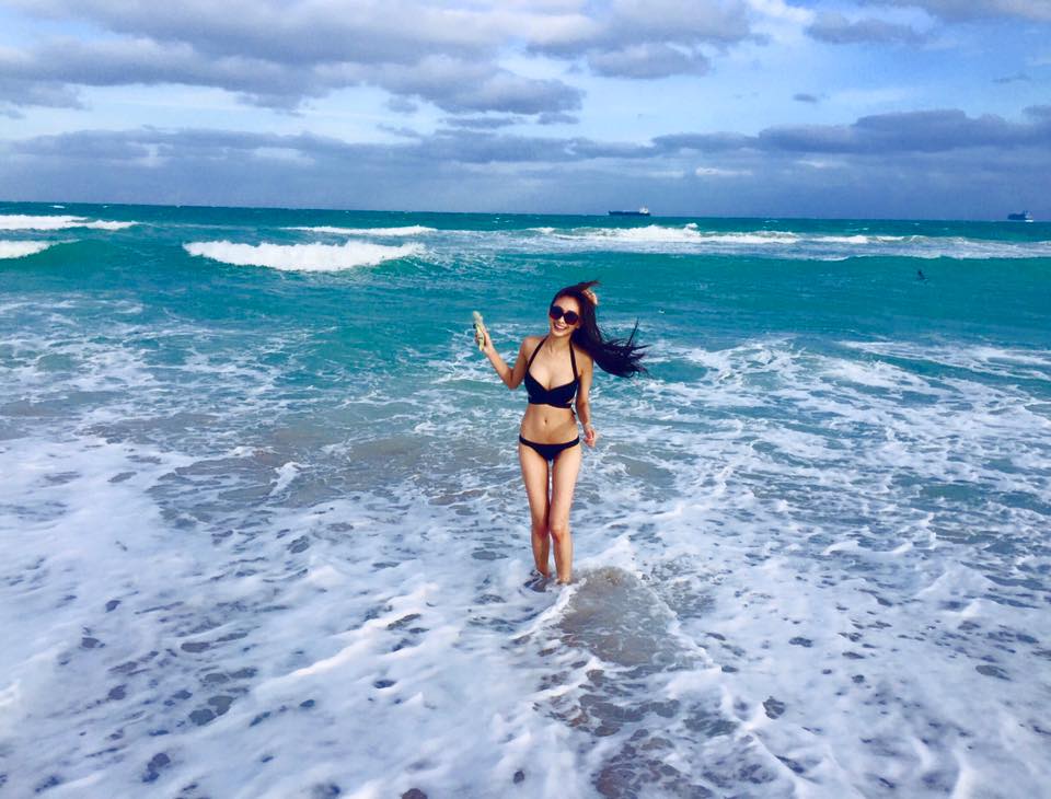 中国比基尼美女海边波涛胸涌图片