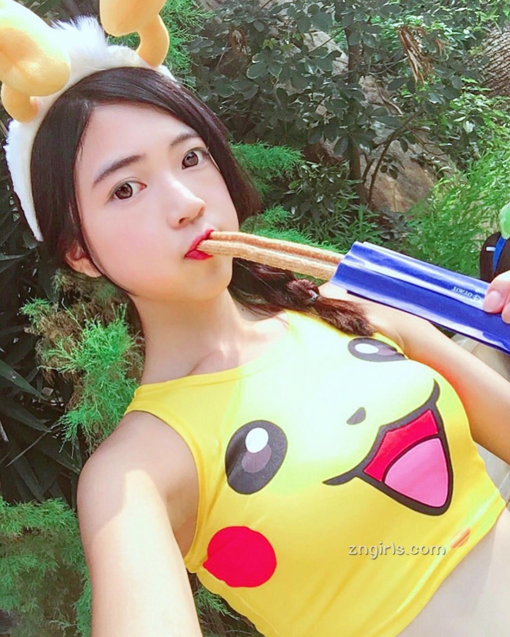 水嫩正妹品研沙滩比基尼秀性感美肌酮体海边玩水旅拍