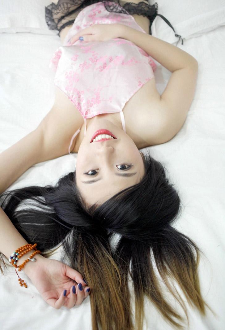 粉嫩肚兜美女情趣诱惑性感撩人