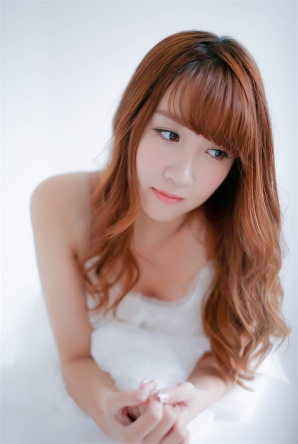 白嫩清纯女生气质养眼图片