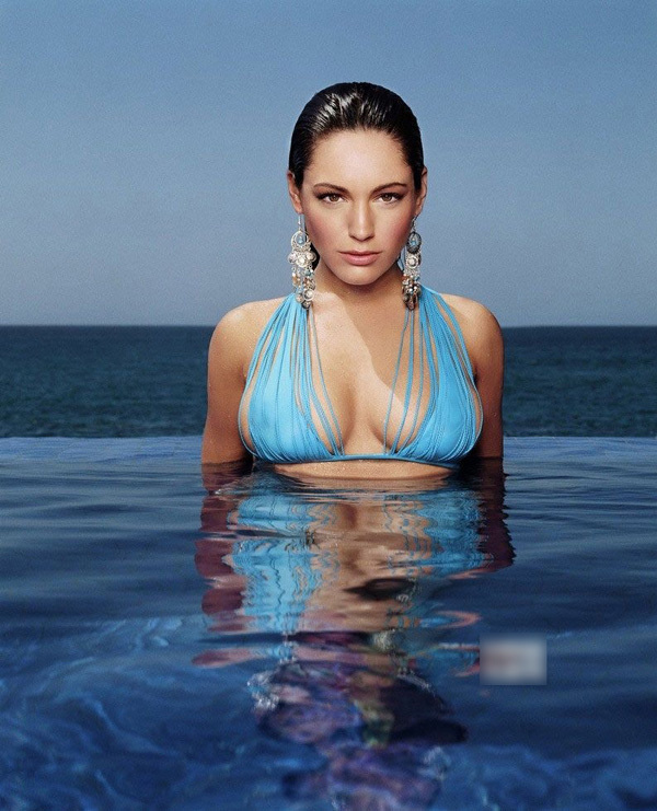 欧美艳星性感爆乳比基尼诱惑写真