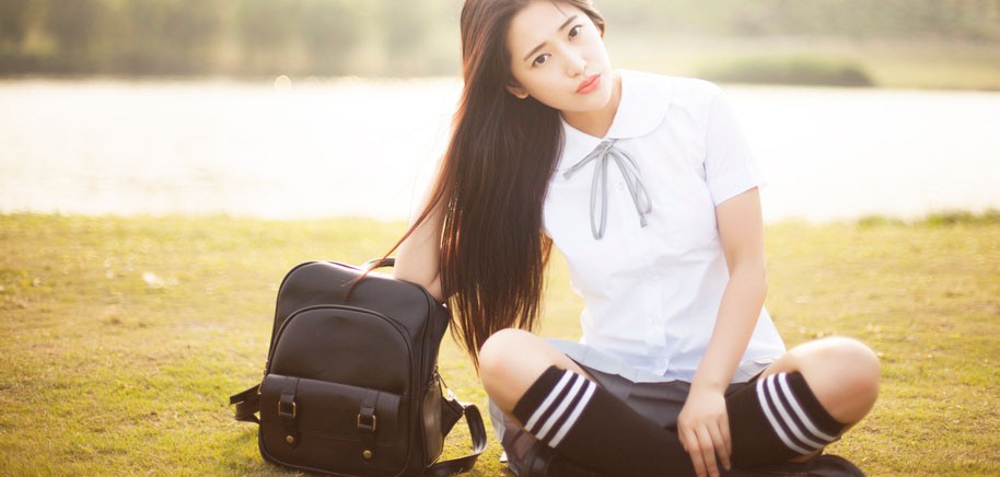 90后大学生美女清纯迷人的校园写真