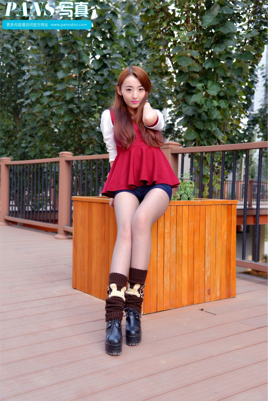 紫萱紧身短裤大秀性感美腿高清套图