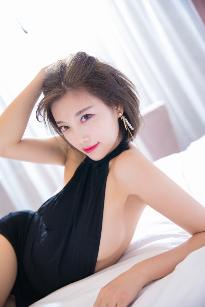 绝色女神杨晨晨前凸后翘性感写真巧笑嫣然