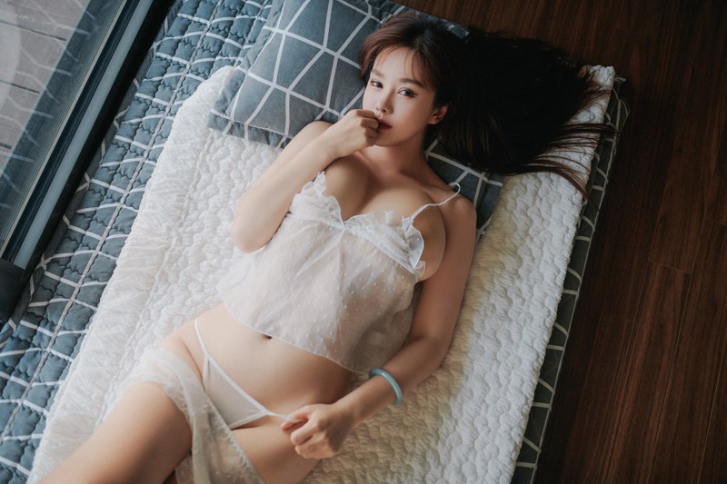 乳神易阳情趣薄纱丰乳肥臀极致诱惑图片大全