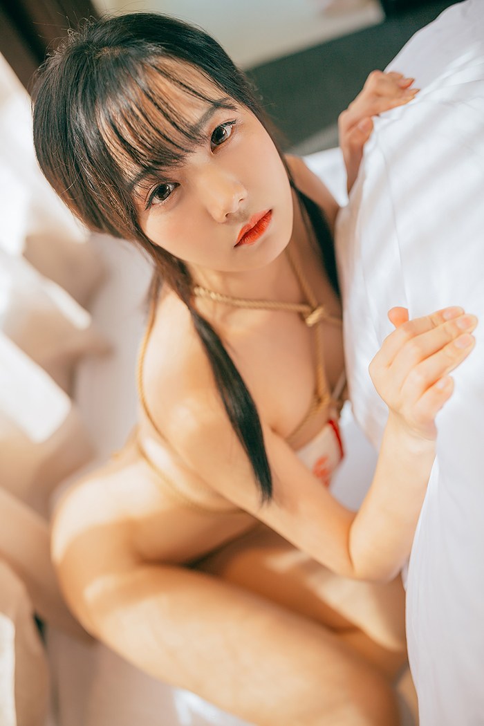 可爱少女徐薇薇粉妆玉砌性感裸体玩捆绑