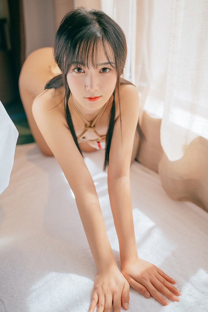 可爱少女徐薇薇粉妆玉砌性感裸体玩捆绑