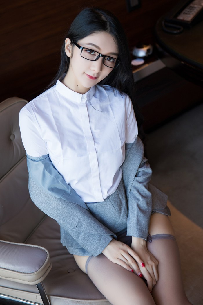 俏丽秘书小热巴和老板出差车内身姿婀娜