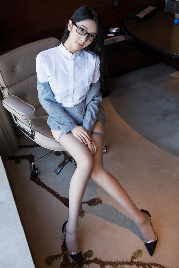 俏丽秘书小热巴和老板出差车内身姿婀娜