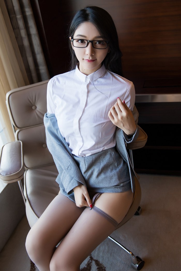 俏丽秘书小热巴和老板出差车内身姿婀娜