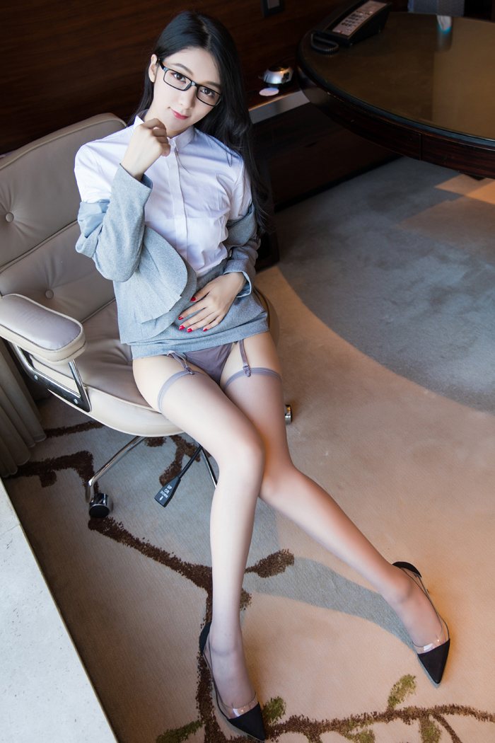 俏丽秘书小热巴和老板出差车内身姿婀娜