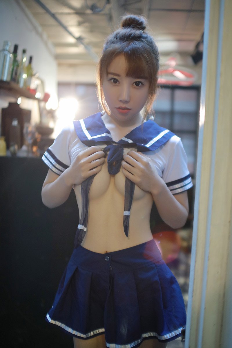 性感娇嫩美女小九月半裸人体艺术写真