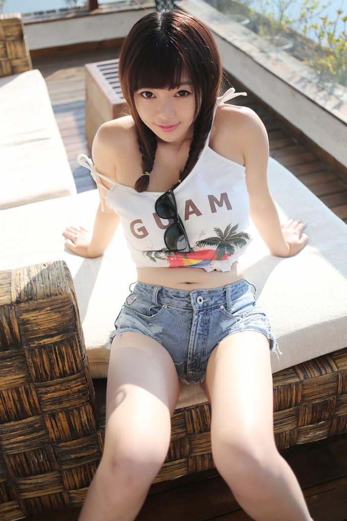 牛仔裤美女主播刘飞儿酥胸饱满粉嫩小脚勾人