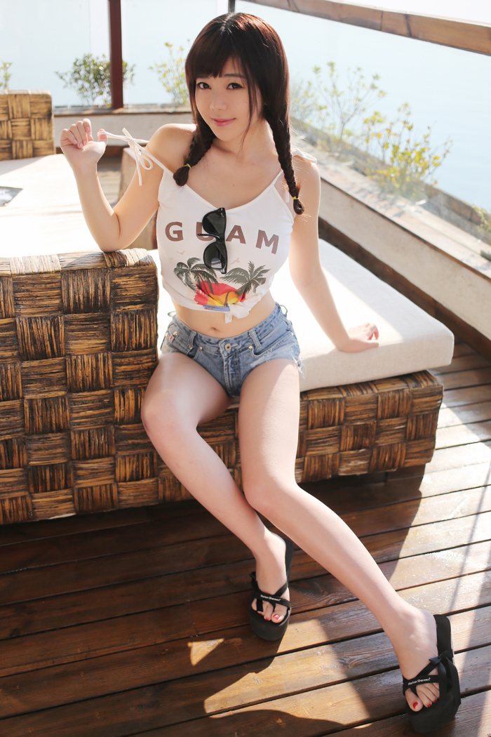 牛仔裤美女主播刘飞儿酥胸饱满粉嫩小脚勾人