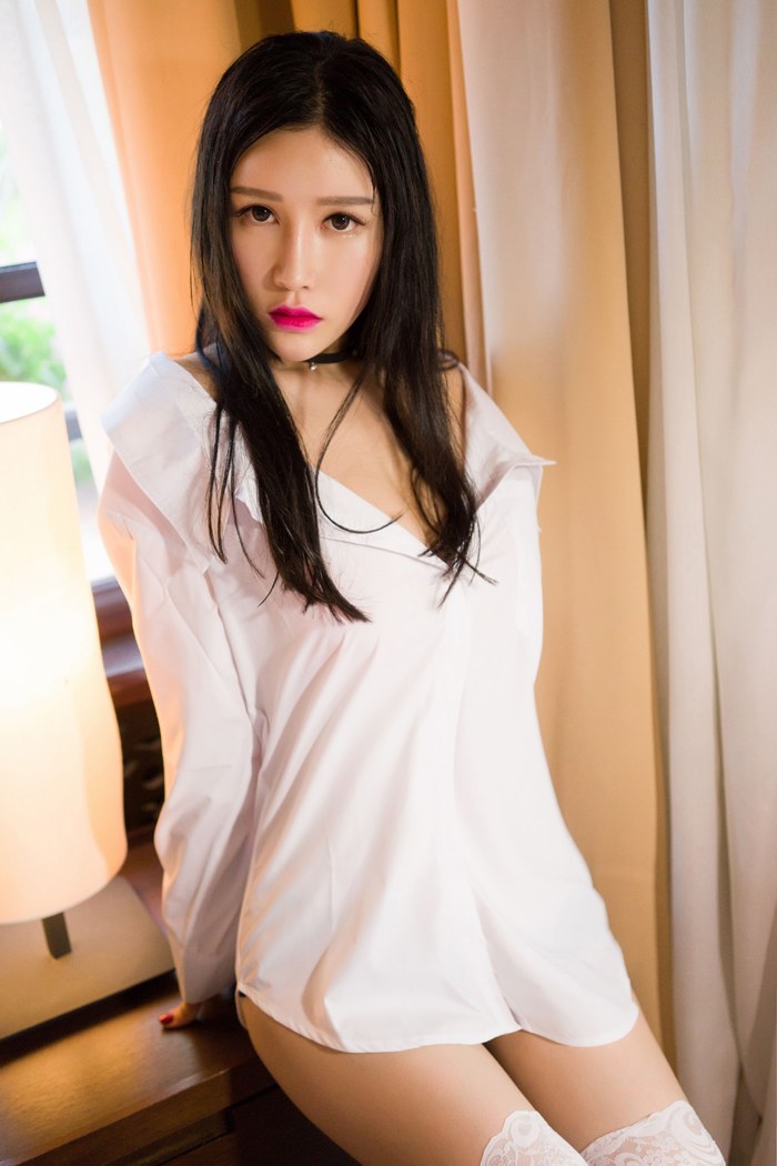 冷艳御姐于姬丰满身姿诱人酥胸撑爆白衬衣