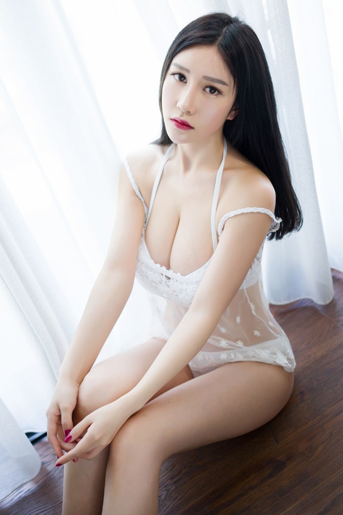 冷艳御姐于姬丰满身姿诱人酥胸撑爆白衬衣