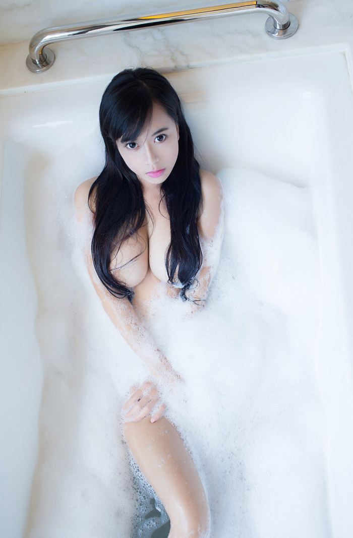 性感嫩模黄可与小熊缠绵全裸人体艺术写真