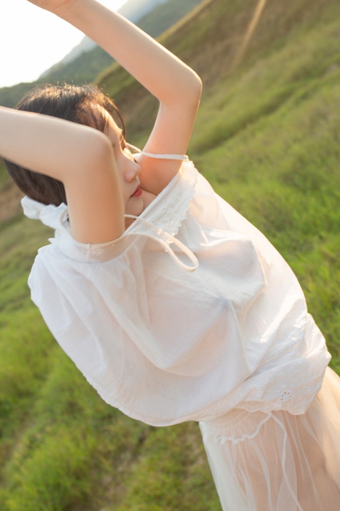 灵气女孩徐微微野外一身薄纱秀色可餐人体艺术