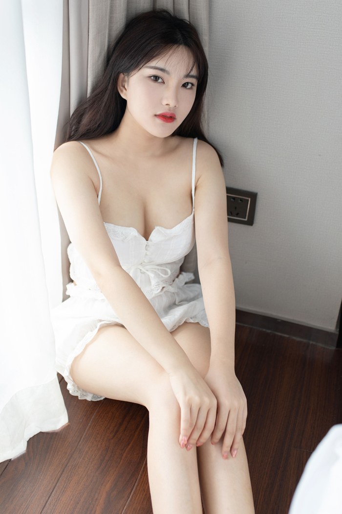 妖媚人妻小仓鼠暗送秋波浑圆双乳吸睛诱人