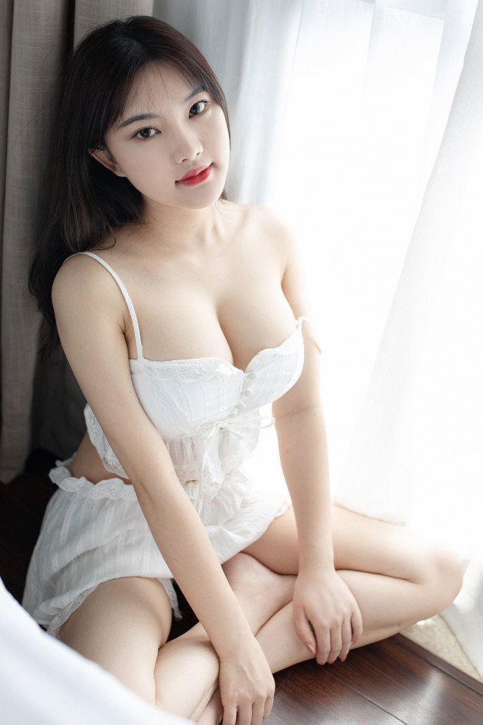 妖媚人妻小仓鼠暗送秋波浑圆双乳吸睛诱人