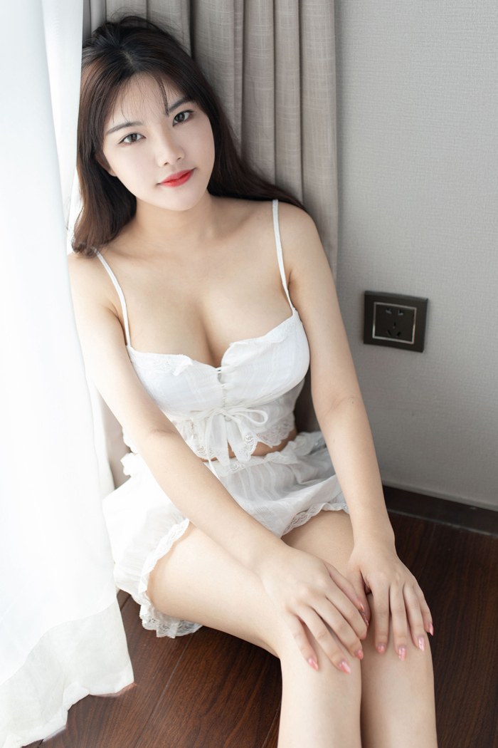 妖媚人妻小仓鼠暗送秋波浑圆双乳吸睛诱人