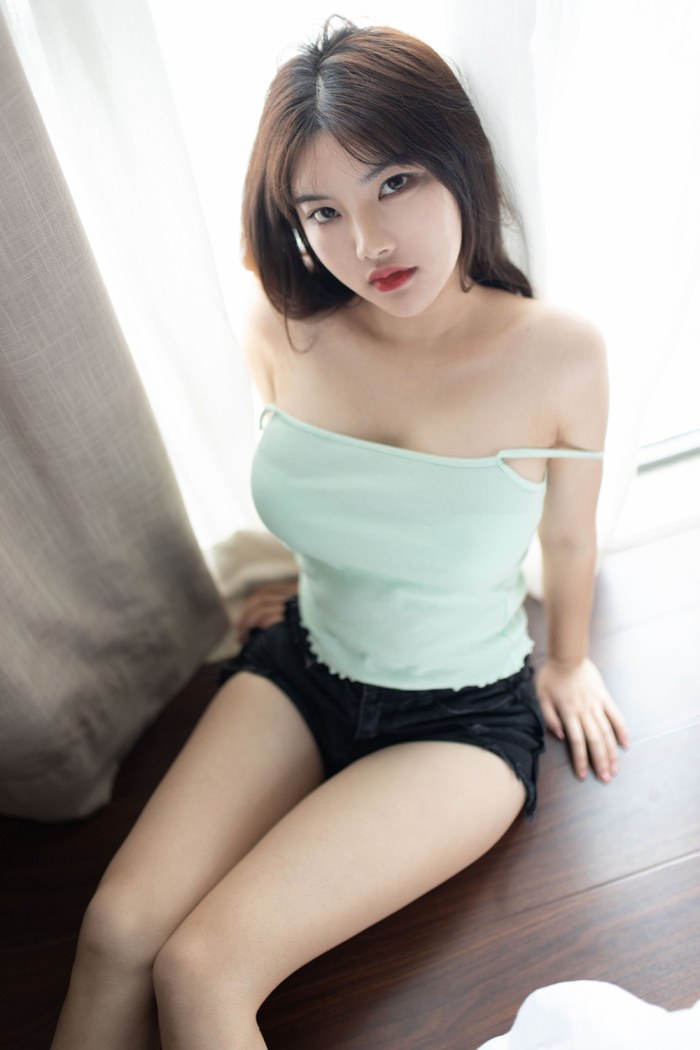 妖媚人妻小仓鼠暗送秋波浑圆双乳吸睛诱人