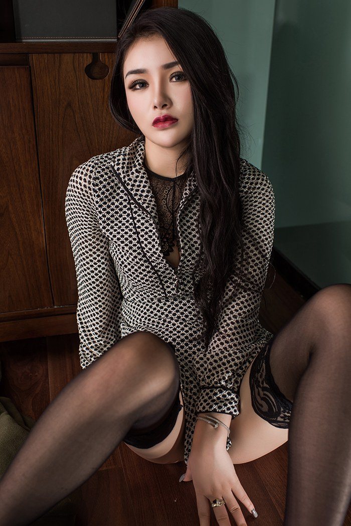 黑丝御姐陈宇曦裸露上身风韵十足让人心动不已