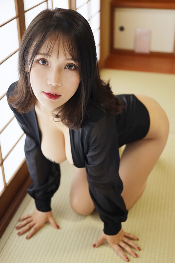 极品妖娆人妻李可可肤如凝脂体态诱人私房照