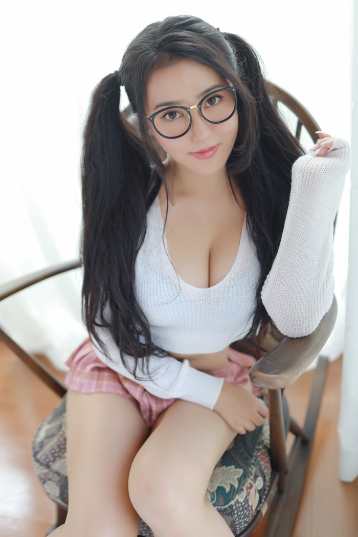 巨乳萌妹子玛鲁娜超短裙盖不住挺翘丰臀