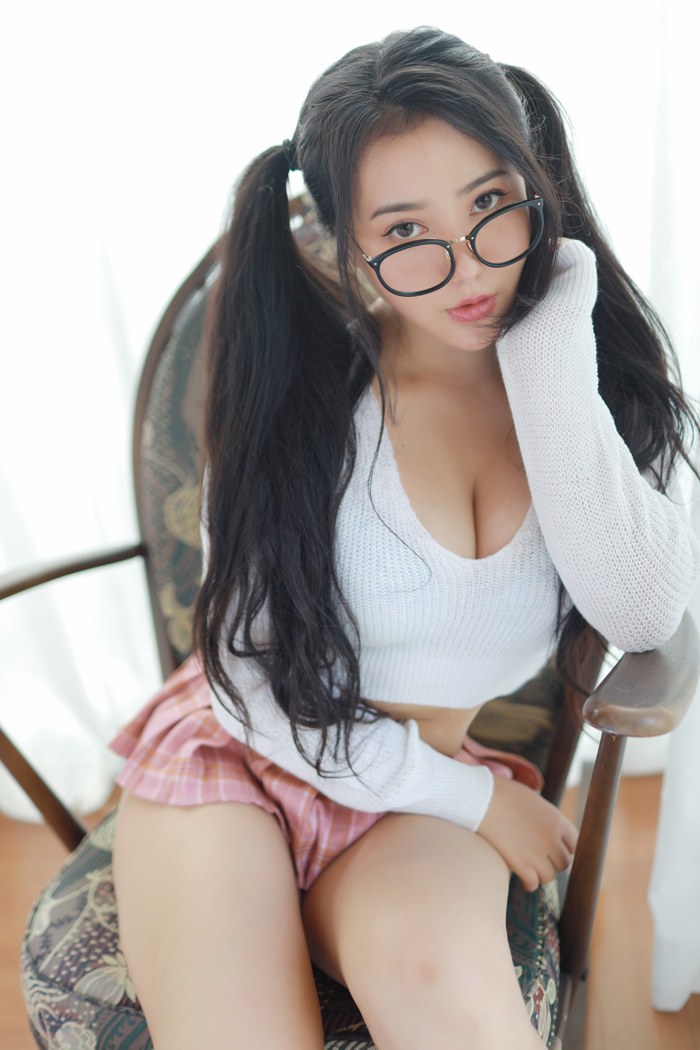 巨乳萌妹子玛鲁娜超短裙盖不住挺翘丰臀