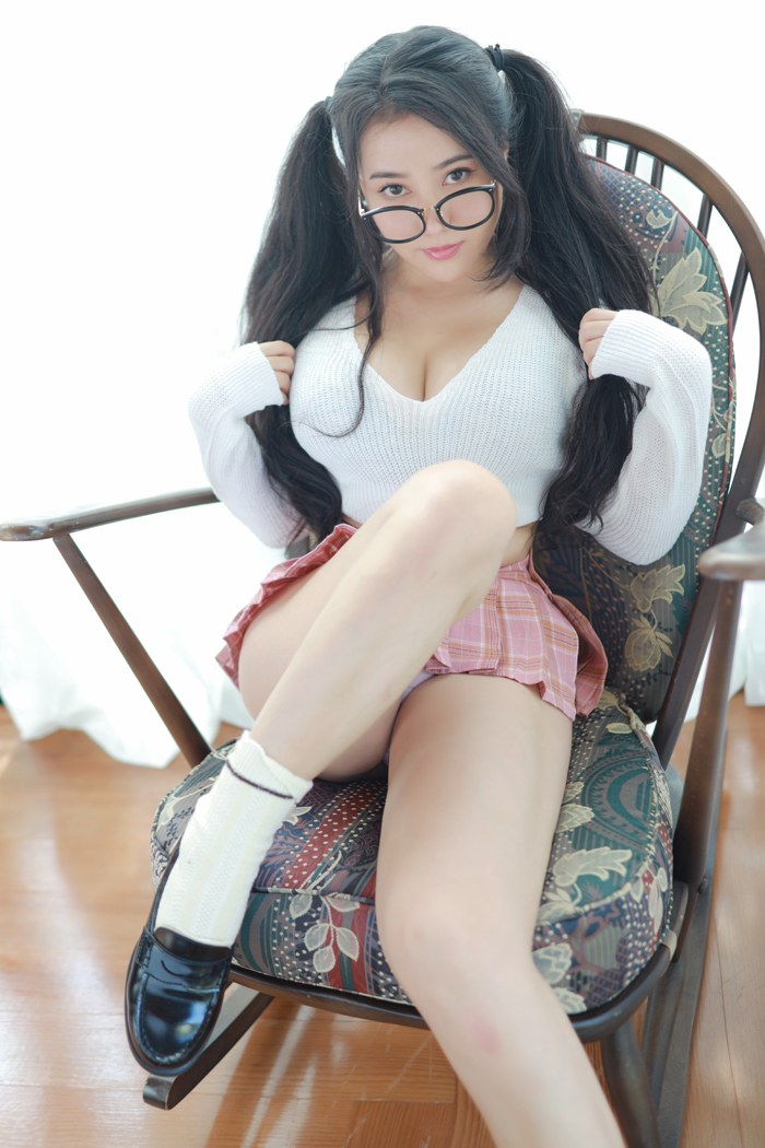 巨乳萌妹子玛鲁娜超短裙盖不住挺翘丰臀