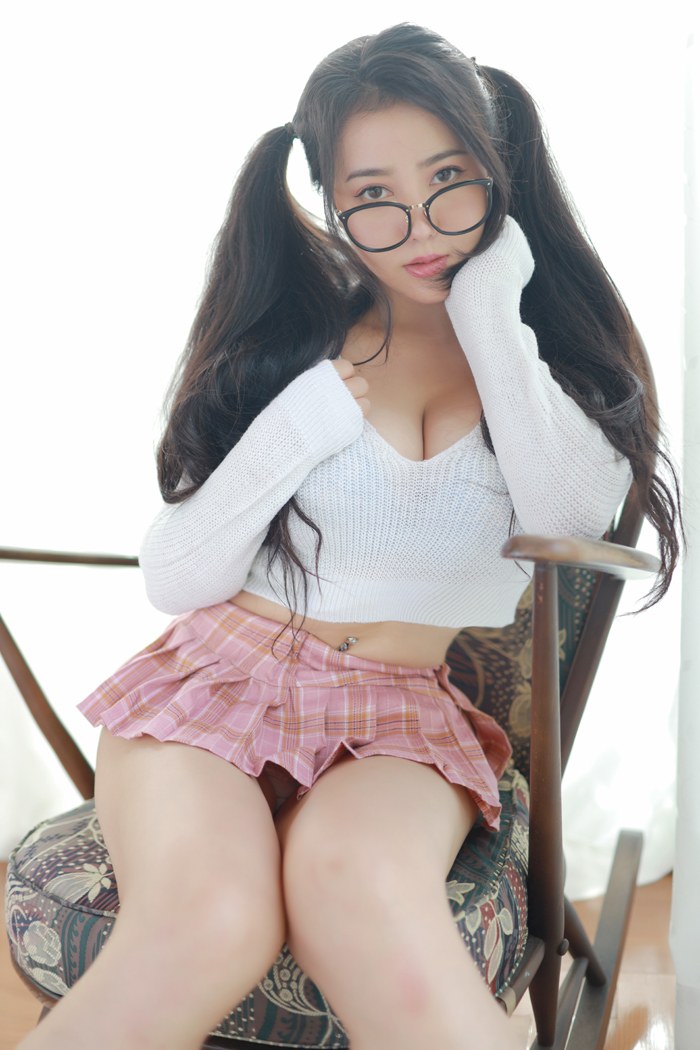 巨乳萌妹子玛鲁娜超短裙盖不住挺翘丰臀