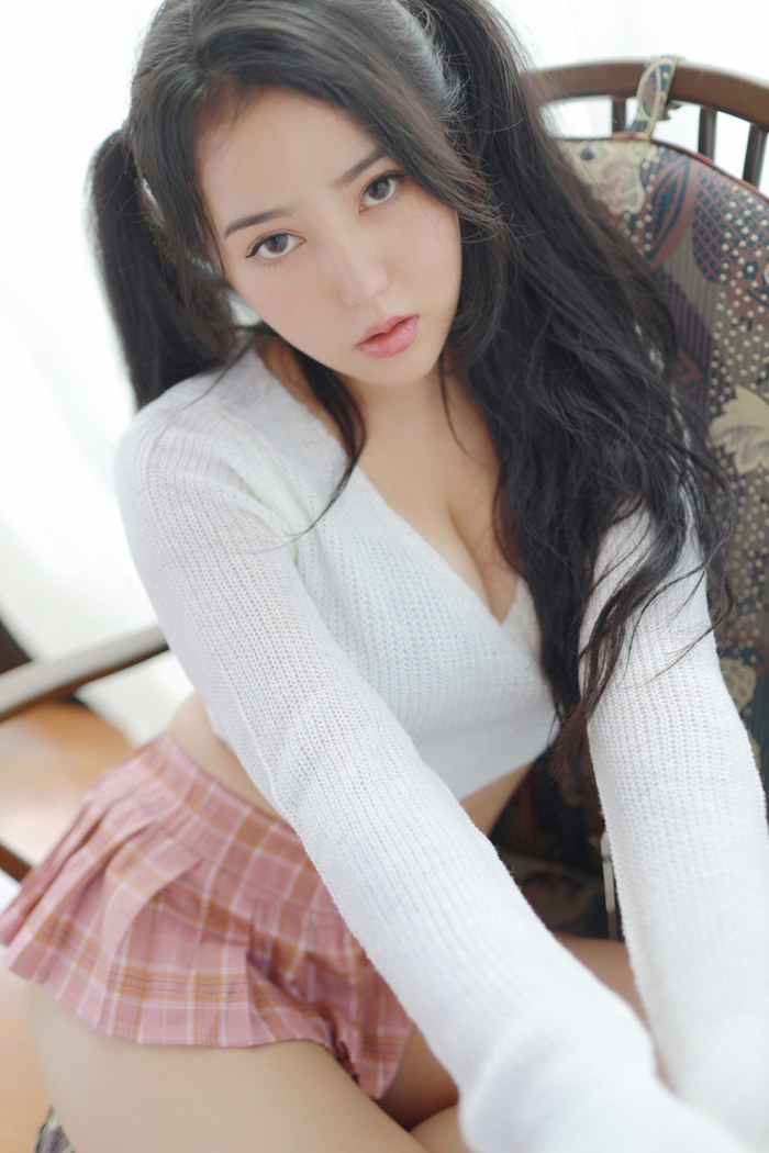 巨乳萌妹子玛鲁娜超短裙盖不住挺翘丰臀