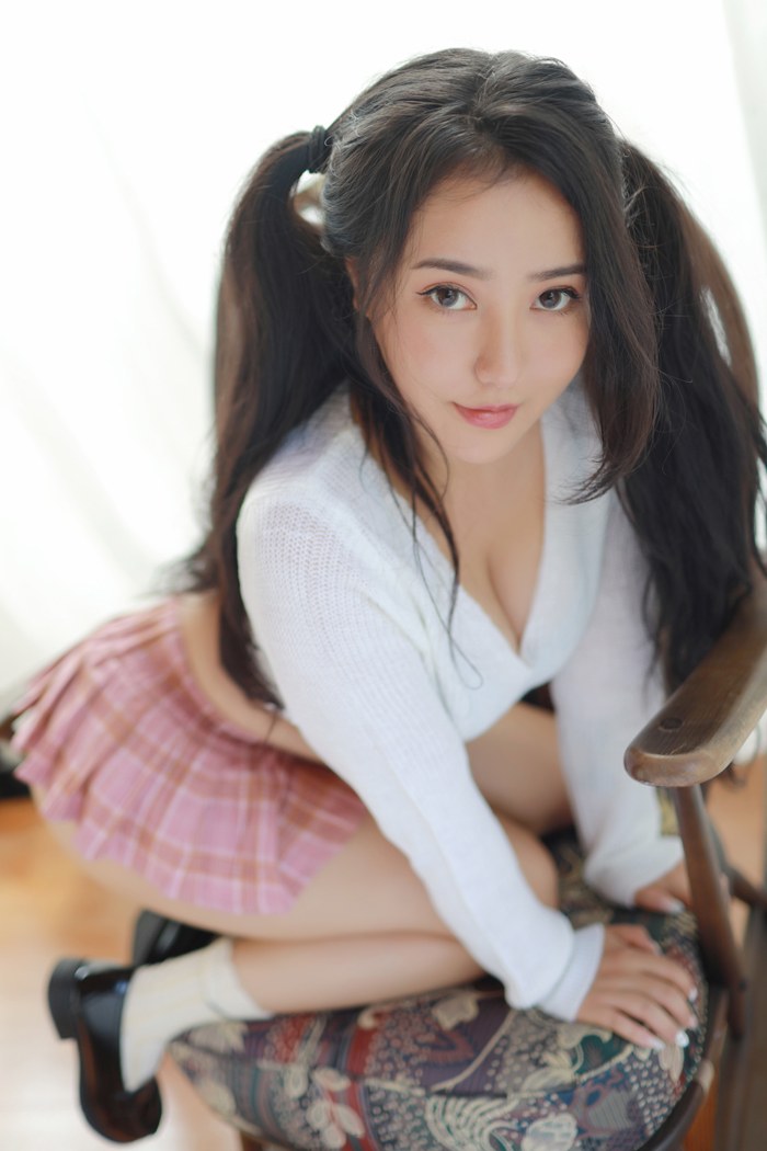 巨乳萌妹子玛鲁娜超短裙盖不住挺翘丰臀