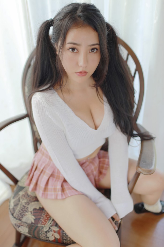 巨乳萌妹子玛鲁娜超短裙盖不住挺翘丰臀