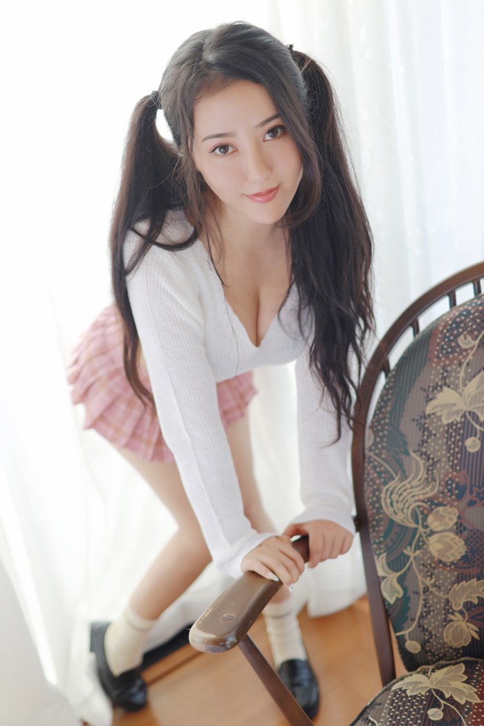 巨乳萌妹子玛鲁娜超短裙盖不住挺翘丰臀