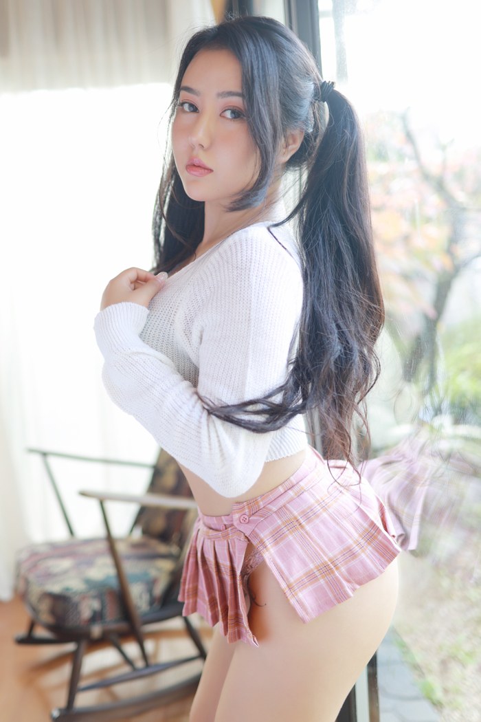 巨乳萌妹子玛鲁娜超短裙盖不住挺翘丰臀