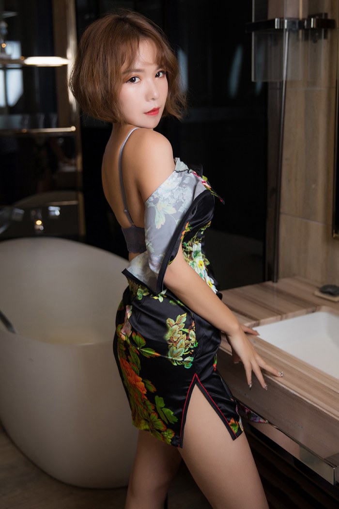 人妻美女雅雯绣花旗袍好短丰满翘臀吸睛