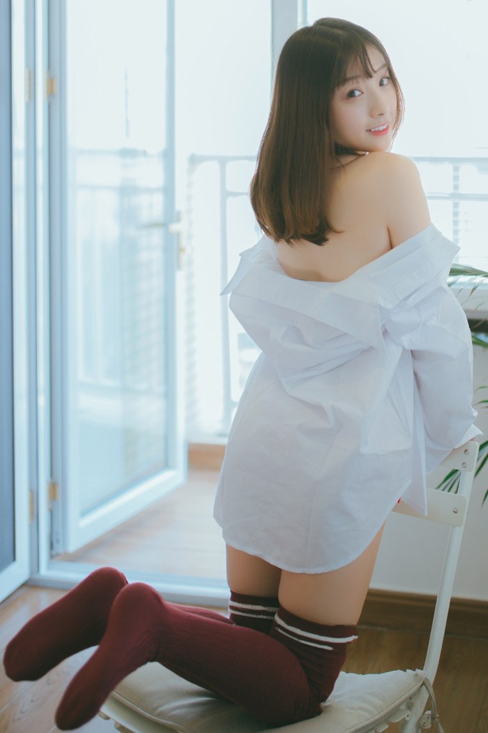 可爱清纯草莓少女美乳圆润肌肤白皙诱人