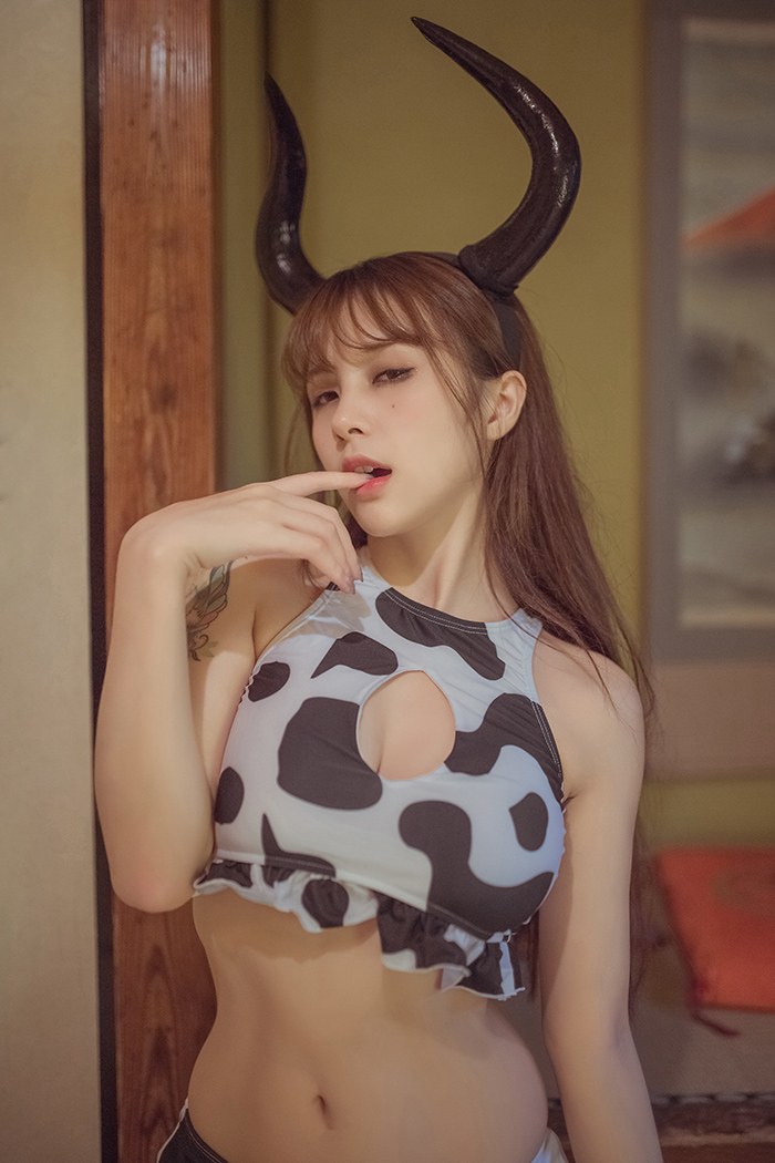 极品奶牛夏美酱酥胸半露乳量惊人私房照