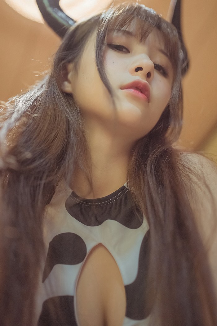 极品奶牛夏美酱酥胸半露乳量惊人私房照