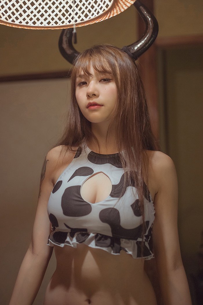 极品奶牛夏美酱酥胸半露乳量惊人私房照