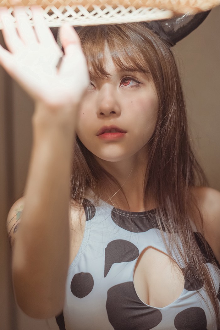 极品奶牛夏美酱酥胸半露乳量惊人私房照