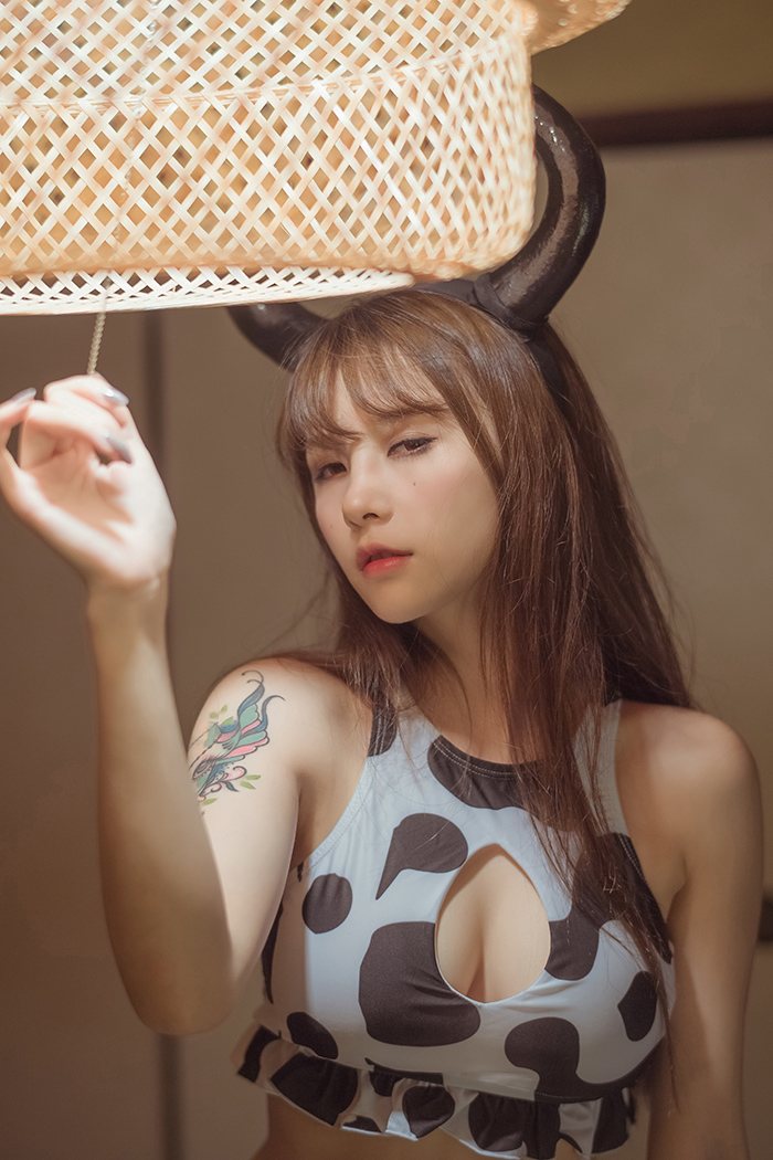 极品奶牛夏美酱酥胸半露乳量惊人私房照