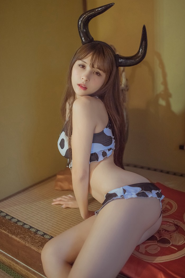 极品奶牛夏美酱酥胸半露乳量惊人私房照